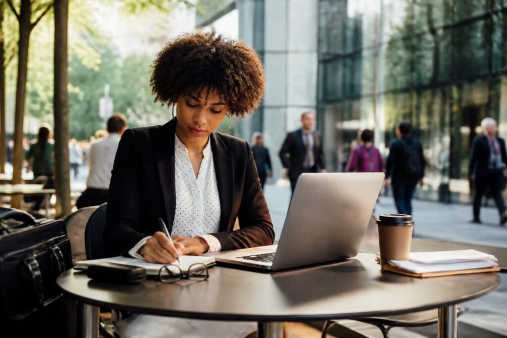 découvrez nos conseils pratiques pour reprendre des études tout en travaillant, gérer votre temps efficacement et réussir votre projet de formation continue.
